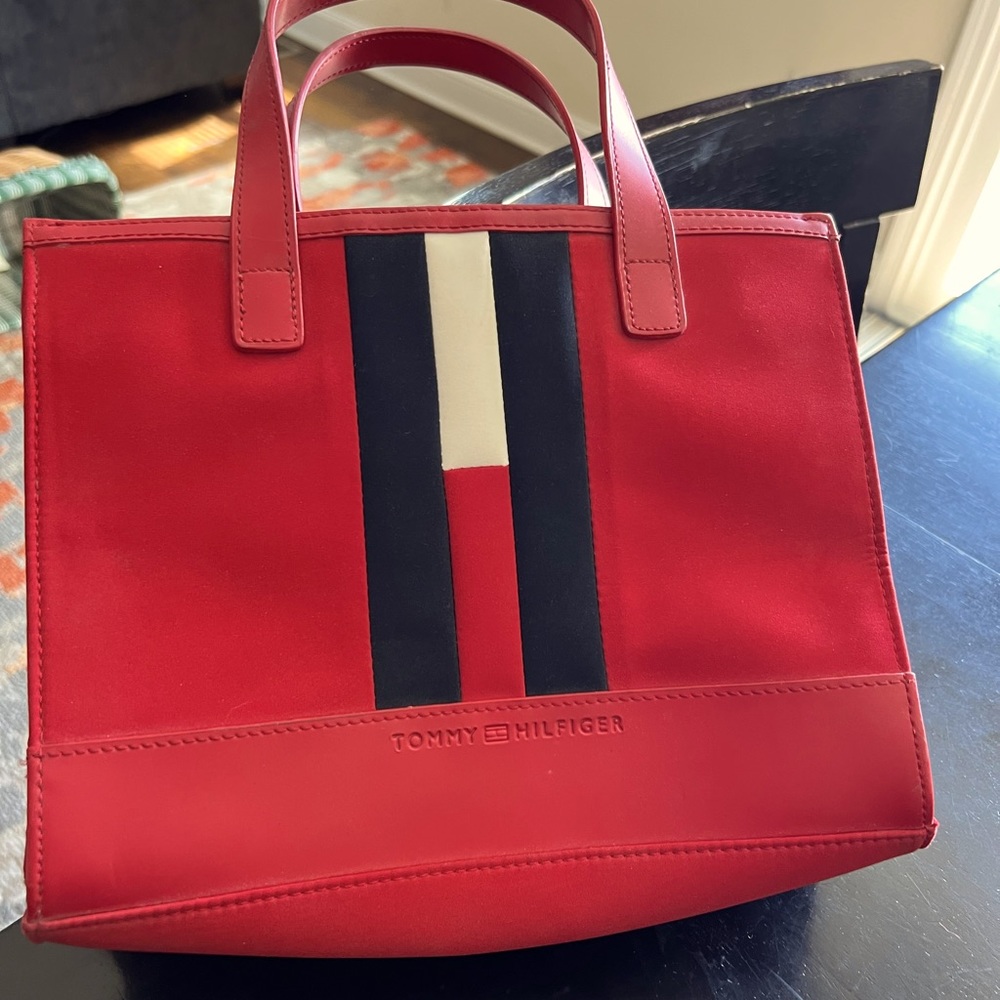 ❤️Tommy Hilfiger purse❤️❤️ built in wallet on back!